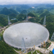 Imagen para el artículo titulado El radiotelescopio más grande del mundo detecta nuevas señales de radio repetidas desde el espacio